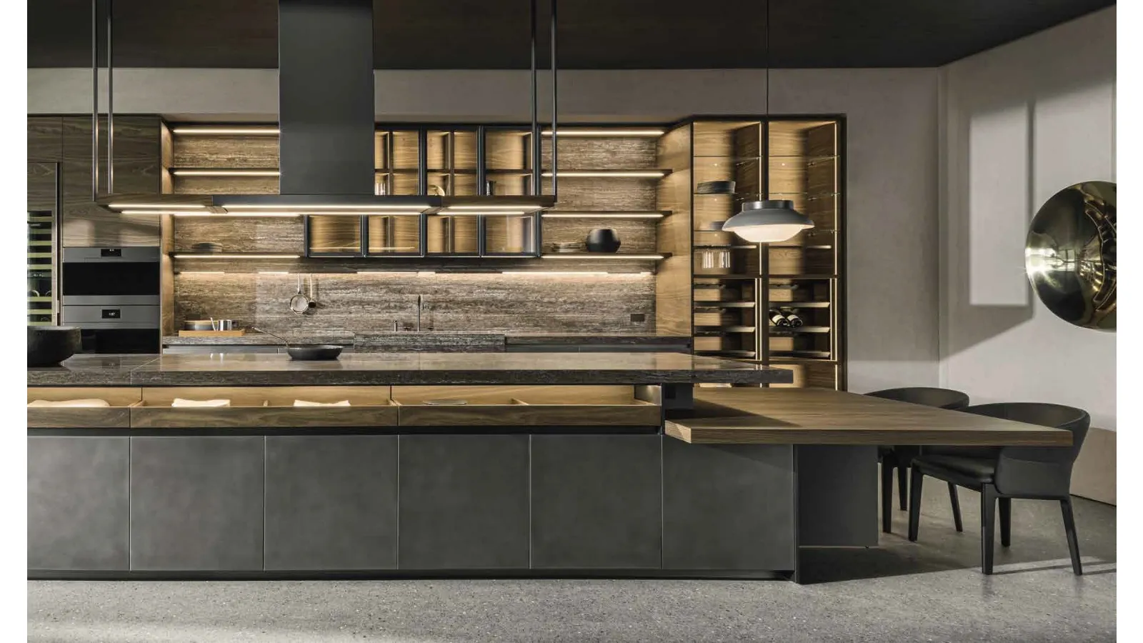 Cucina Design con isola VVD in Acciaio Nebula e Rovere thermo con top in marmo travertino di Molteni & C