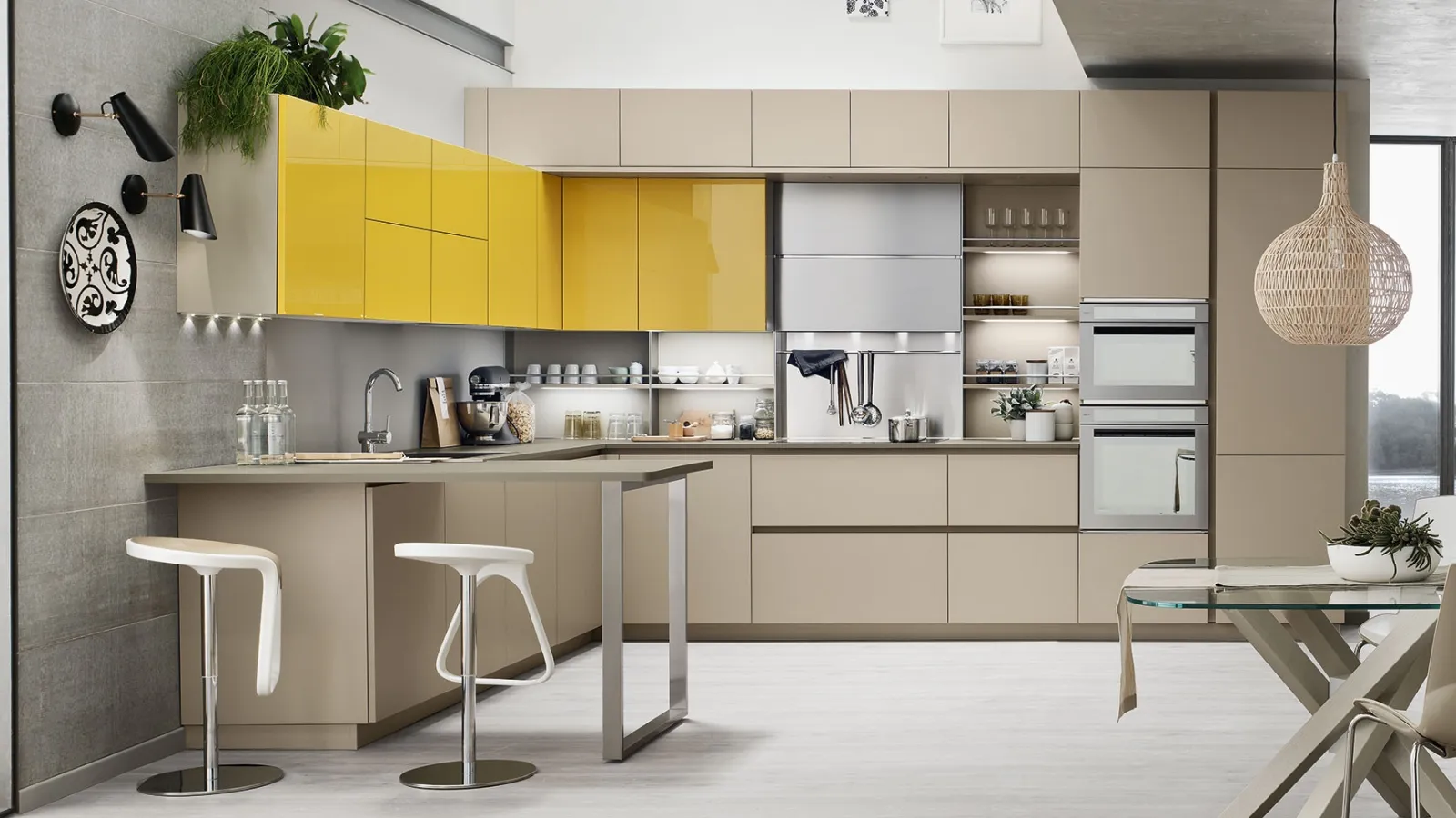 Cucina Moderna con penisola Lounge 11 in laccato Beige Ecru e Giallo Girasole di Veneta Cucine