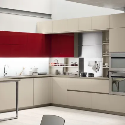 Cucina Moderna con penisola Lounge 11 in laccato Beige Ecru e Rosso Veneziano di Veneta Cucine